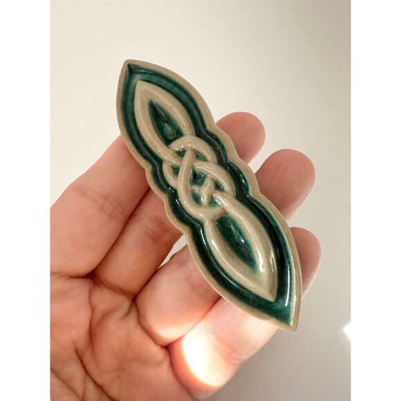 Irish lover’s knot ceramic brooch pin - Picture 2 of 7